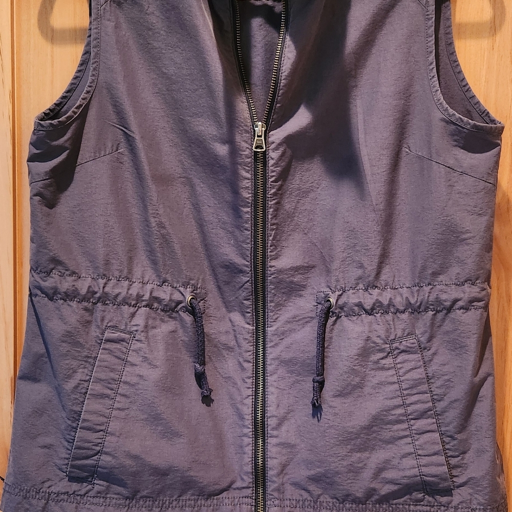 Woman's Columbia Cotton Blend Vest.  Size Medium. Gray Color